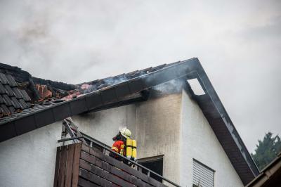 Auenwald-Hohnweiler: Dachstuhlbrand in Mehrfamilienhaus